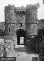 Castle, The Entrance c.1935, Carisbrooke