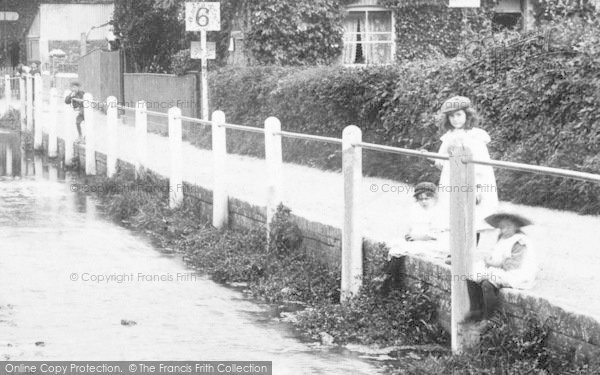 Photo of Carisbrooke, Children By The River, Castle Street 1908
