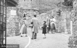 Visitors To The Castle c.1955, Carisbrooke