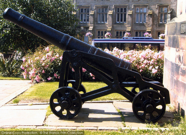 Photo of Carlisle, Cannon Outside The Citadel 2005