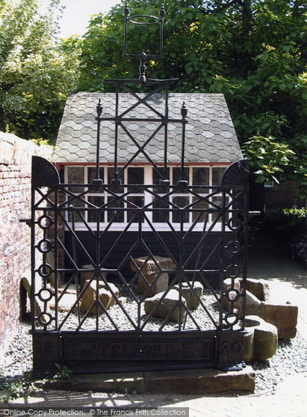 Photo of Carlisle, Metal Bridge Lamp Bracket, Tullie House Garden 2005