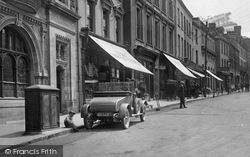 Car, Guildhall Square 1925, Carmarthen
