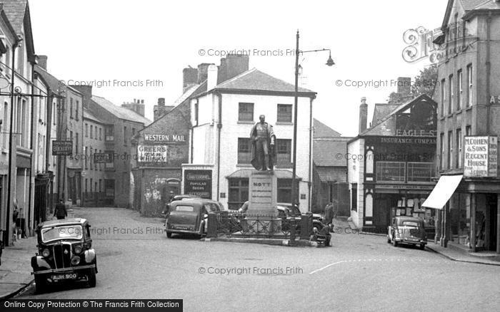 Photo of Carmarthen, Nott's Square And Statue 1949