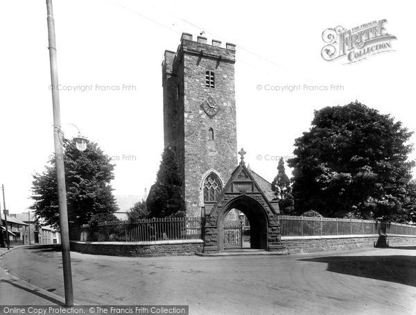 Photo of Carmarthen, St Peter's Church 1925