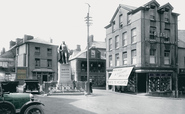 The General Sir William Nott Statue 1925, Carmarthen