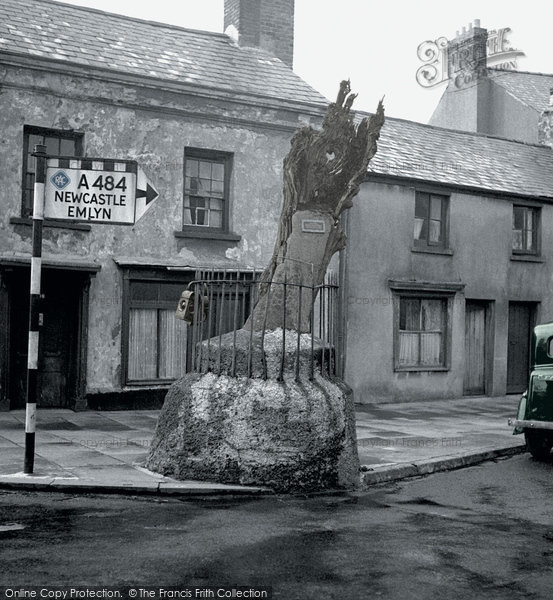 Photo of Carmarthen, The Old Oak 1949