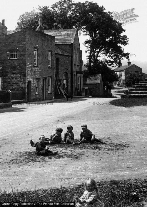 Photo of Carperby, Children In The Street 1914