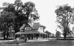 Queen's Park 1900, Caterham