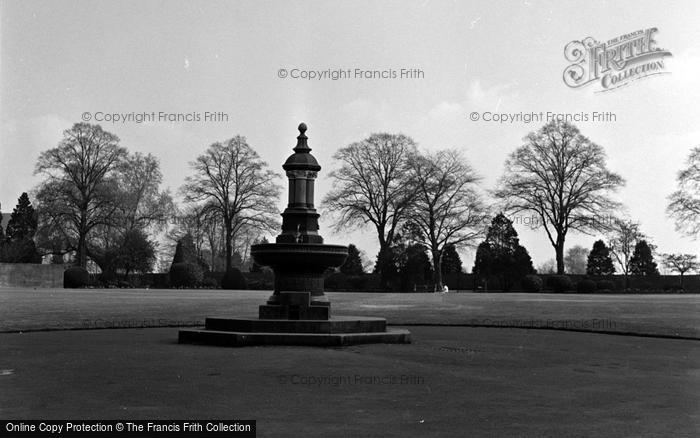 Photo of Caterham, Queens Park, Fountain And Putting Green 1957