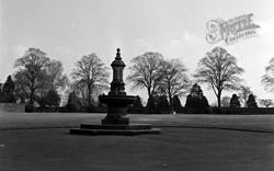 Queens Park, Fountain And Putting Green 1957, Caterham