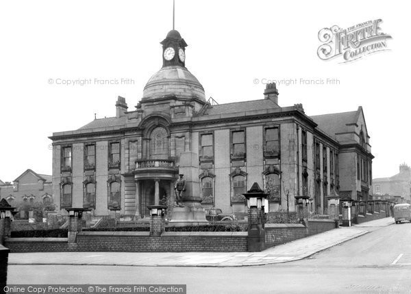Photo of Chadderton, The Town Hall c.1955