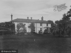 House 1924, Charlwood