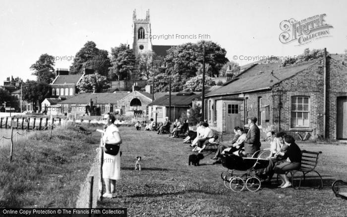 Photo of Chatham, Gun Wharf Gardens, People c.1955