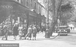 Busy Promenade 1931, Cheltenham