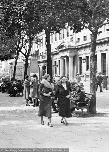 Photo of Cheltenham, Ladies Fashion 1931