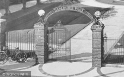 Sandford Park, Entrance Gates 1931, Cheltenham