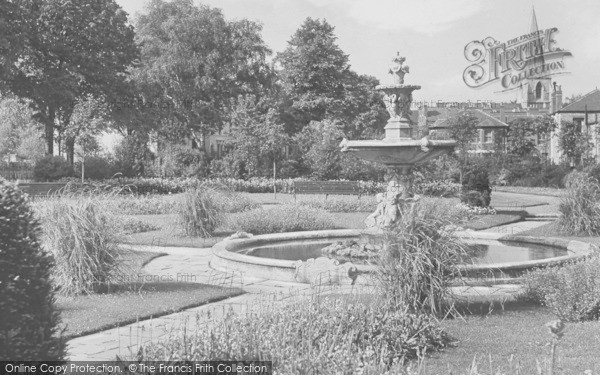 Photo of Cheltenham, Sandford Park, The Fountain 1931