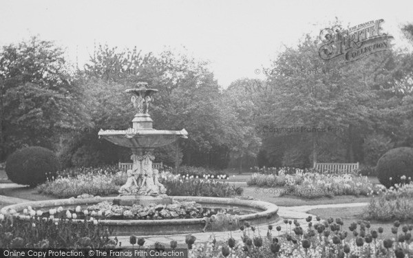 Photo of Cheltenham, The Fountain, Sandford Park c.1950