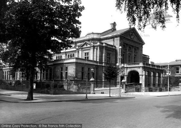 Photo of Cheltenham, The Town Hall 1937