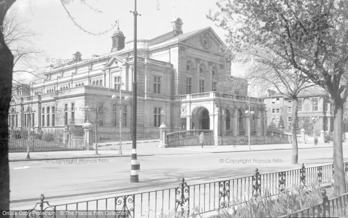Photo of Cheltenham, The Town Hall 1940