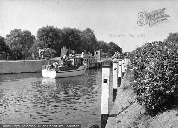 Photo of Chertsey, Entrance To The Lock c.1950