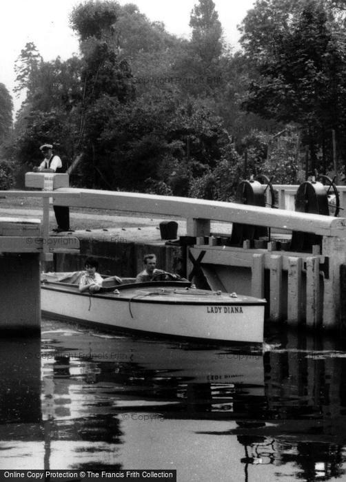 Photo of Chertsey, Negotiating The Lock 1961