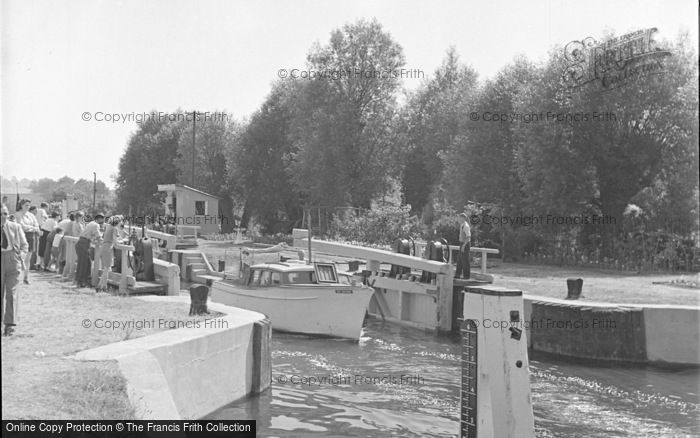 Photo of Chertsey, The Lock 1949
