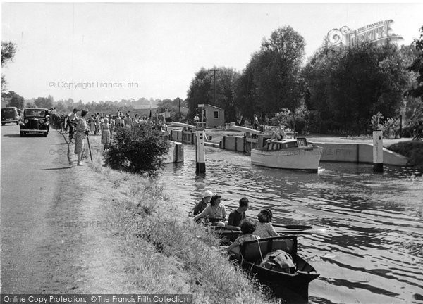 Photo of Chertsey, The Lock 1949