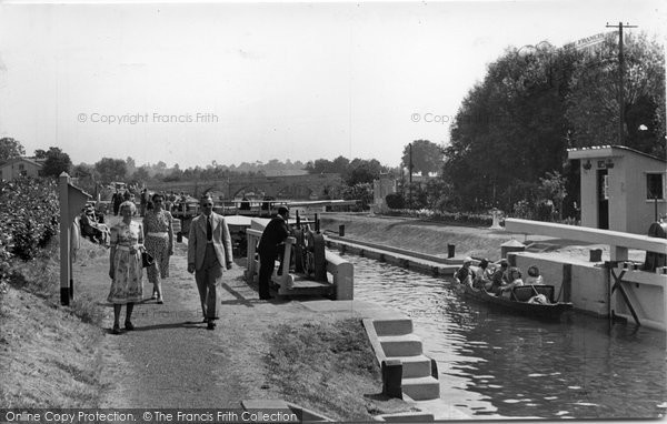 Photo of Chertsey, The Lock 1949
