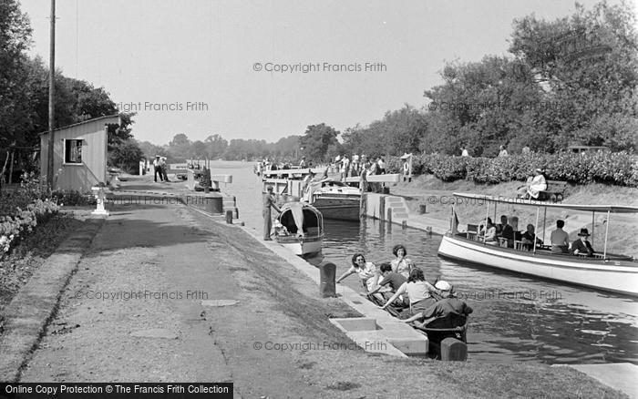 Photo of Chertsey, The Lock 1949