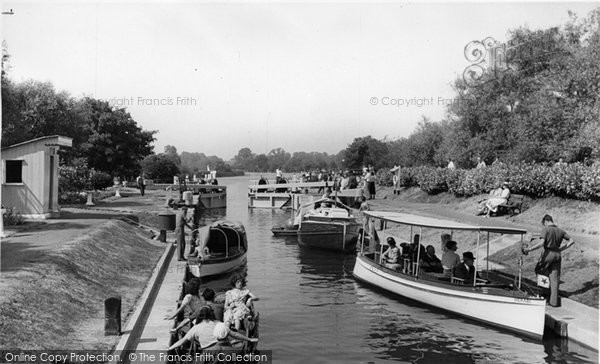 Photo of Chertsey, The Lock 1949