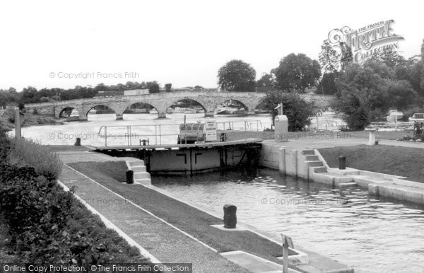 Photo of Chertsey, The Lock And Bridge 1966