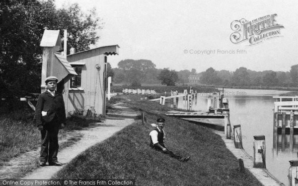 Photo of Chertsey, The Lock Keeper 1904