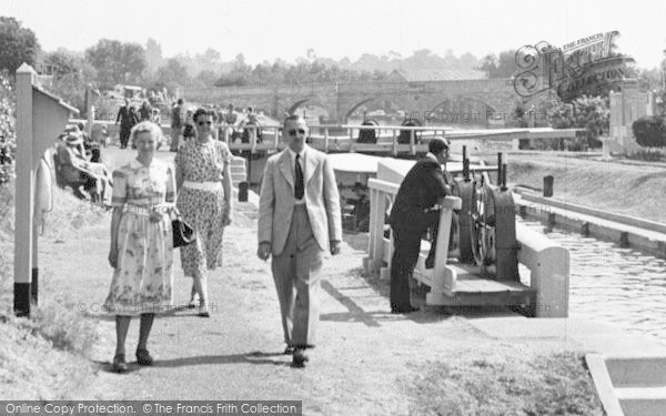 Photo of Chertsey, Visitors To The Lock 1949