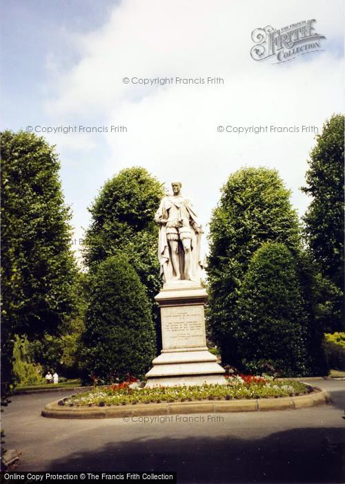 Photo of Chester, Grosvenor Park, Statue Of Richard Grosvenor 1989