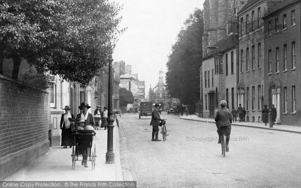 Photo of Chichester, People, West Street 1923