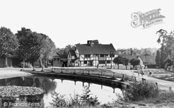 The Pond And Crown Inn c.1955, Chiddingfold