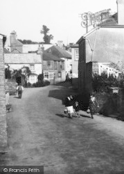 Walking Through The Village 1935, Chillington