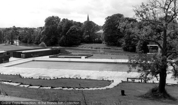 Photo of Chippenham, Monkton Park Swimming Pool c.1960