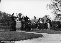 Castle Gates And Lodge 1939, Chirk