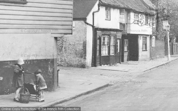 Photo of Chiswick, Children In Church Street 1925
