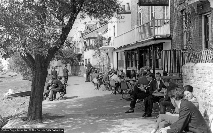 Chiswick, the City Barge, Strand Green c1965