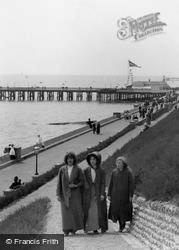 Clacton-on-Sea, Mother And Daughters, East Promenade 1912, Clacton-on-Sea