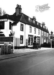 The Old House 1932, Cobham