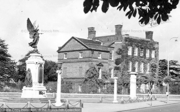Photo of Colchester, The Hollytrees With The War Memorial From The High Street c.1950