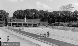 Colindale, Kingsbury Swimming Pool c1960 