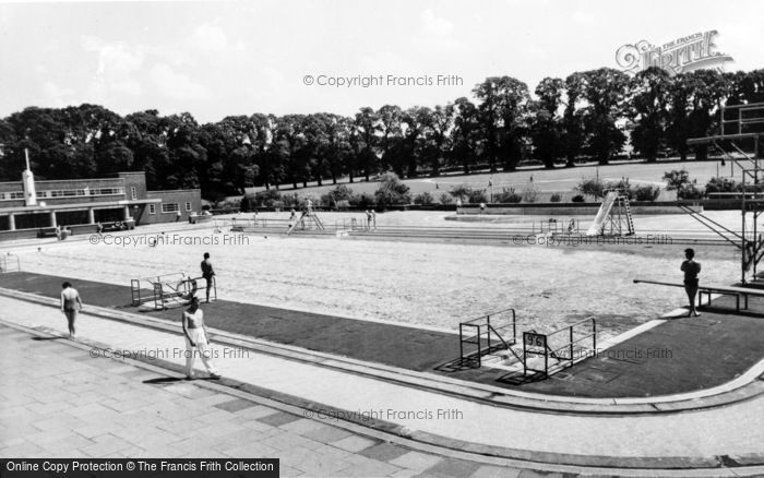 Photo of Colindale, Kingsbury Swimming Pool c.1960