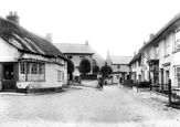 Queen Square 1907, Colyton
