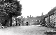 Village 1904, Compton