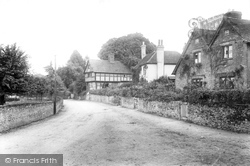 Village 1904, Compton